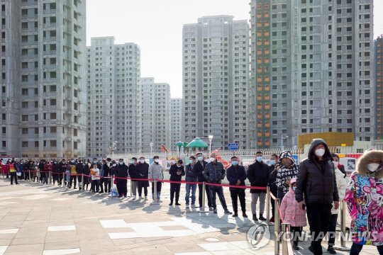 중국이 다음달 4일 개막하는 베이징올림픽을 앞두고 코로나19 확산으로 비상인 가운데 이달 9일 수도 베이징의 관문인 톈진에서 시민들이 코로나19 검사를 받기 위해 줄지어 서 있다. 중국 방역 당국은 톈진시의 코로나19 확진자 일부가 전염성이 강한 오미크론 변이에 감염된 것으로 확인되자 1500만명을 넘는 주민을 상대로 한 코로나19 전수검사와 함께 베이징으로 통하는 길목을 사실상 차단하는 등 강력한 방역 정책을 가동하고 나섰다. <톈진 EPA=연합뉴스>